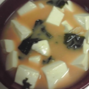 お豆腐とワカメの味噌汁